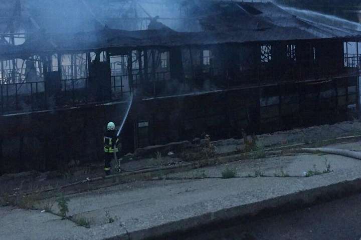 У Києві згоріла двоповерхова баржа (фото)