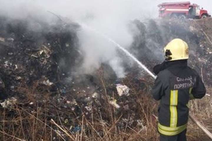 На Київщині другий день горить сміттєзвалище