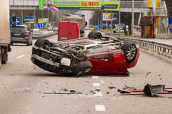 На трасі під Києвом Infinity врізався в ЗІЛ і перекинувся (фото, відео)