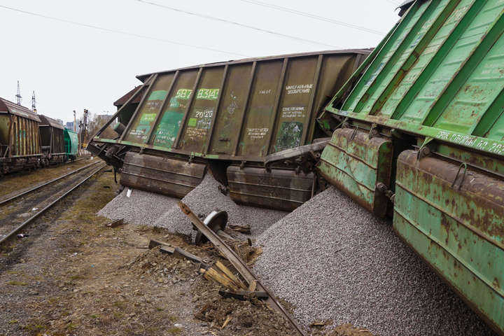 У Києві зійшов з рейок вантажний потяг зі щебенем (фото, відео)