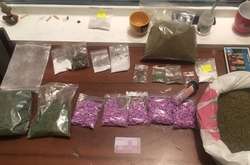 Під час обшуку поліцейські вилучили близько півтора кілограма амфетаміну, майже 1000 пігулок екстазі, близько 2,5 кілограмів марихуани, 50 грамів метадону та 20 грамів кокаїну