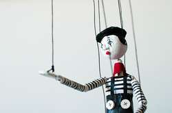 Політики тримають людей у покорі під впливом фейкових страхів – німецький психолог