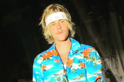 Отдыхающий в Калифорнии Джастин Бибер оказался в гостиничном номере с незнакомой девушкой