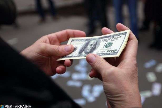 Нацбанк снизил официальный курс доллара на 1 апреля