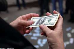 Нацбанк снизил официальный курс доллара на 1 апреля