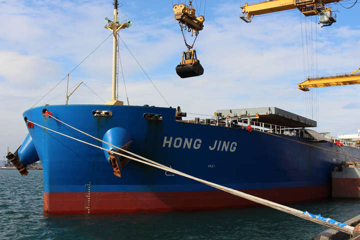Судно Hong Jing з США має на борту 75 тис. тонн вугілля - Україна прийняла перше цього року американське вугілля