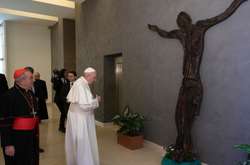  Папа Франциск освятив подароване йому розп’яття 