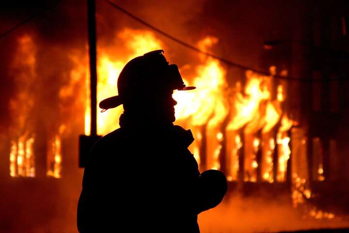 Півсотні рятувальників локалізували масштабну пожежу на Київщині