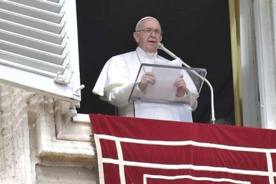 Папа Франциск розповів, що саме може зупинити міграцію