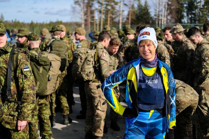 Президент Естонії здійснила марш-кидок на 20 км разом із військовими