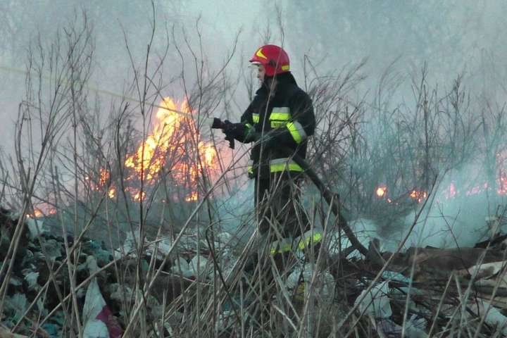 На Чернігівщині загорілося звалище відходів