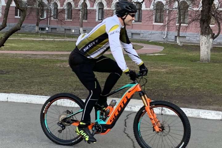 Мэр Киева Кличко приехал на избирательный участок на велосипеде (видео)