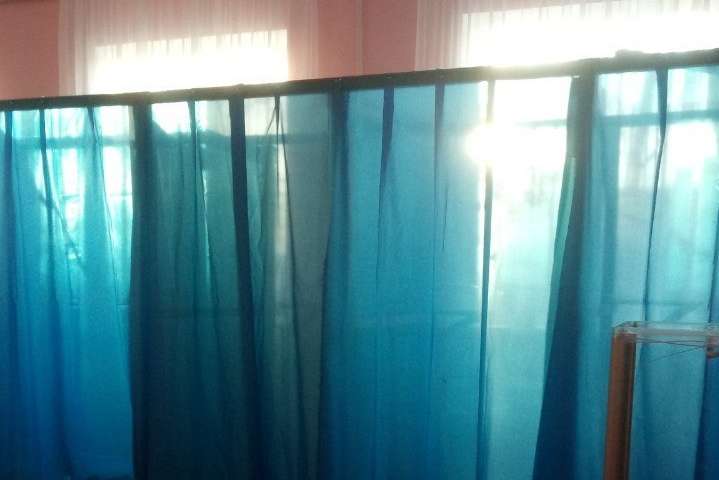 На дільниці на Чернігівщині кабінки для голосування розмістили біля вікна – «Опора»