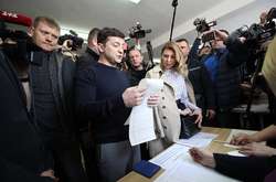 Зеленский проголосовал в Киеве (фото)