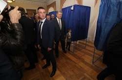 Порошенко проголосував на виборах (фото)