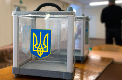 Явка виборців на вказаній дільниці виявилась рекордною – із 405 зареєстрованих виборців до обіду проголосувало вже 396 громадян, - журналісти