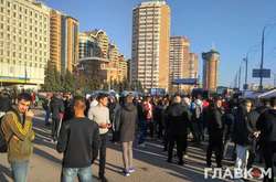 В ЦИК не чувствуют давления со стороны сотен парней, которые собрались под зданием