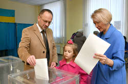 Безсмертний заявив журналістам, що сьогодні українці «голосують за завтрашній день»