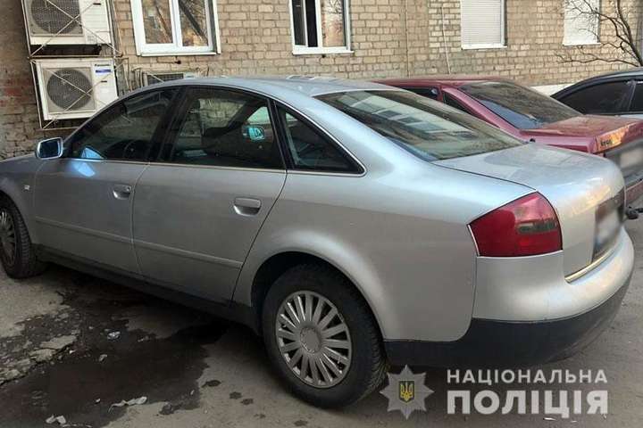 Поліція Краматорська знайшла покинутий автомобіль з майже 600 бюлетенями