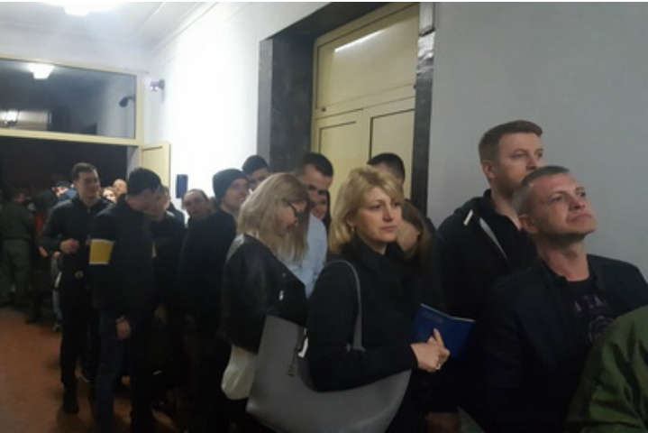 Голосування у Варшаві продовжилося після закриття дільниці через велику кількість людей