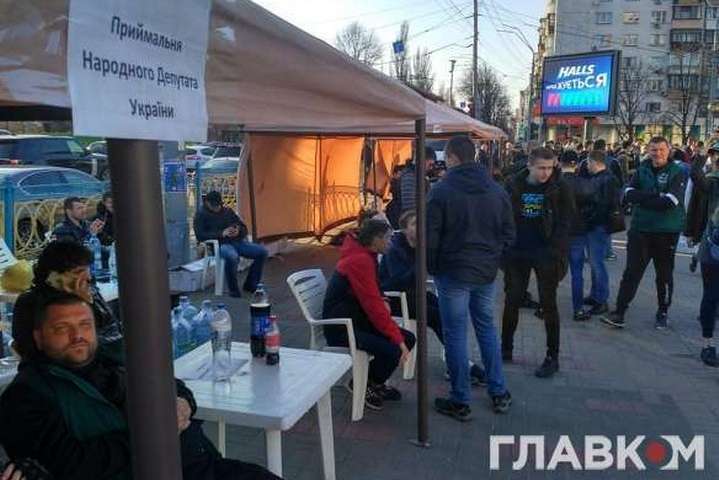 Біля будівлі ЦВК молодики виштовхали журналіста російського телеканалу