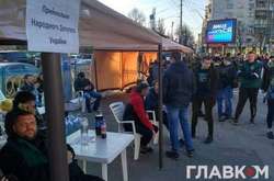 Біля ЦВК досі перебуває  група невідомих чоловіків 