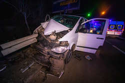 Водій Mercedes виїхав за межі проїжджої частини і наткнувся на металевий відбійник