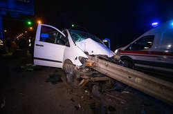 Металева конструкція огорожі проткнула машину наскрізь