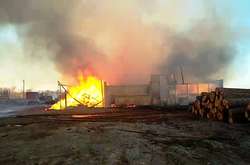 На Житомирщині сталася масштабна пожежа у деревообробному цеху