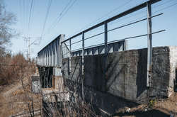 На залізничному мосту у Києві повісився чоловік (фото, відео)