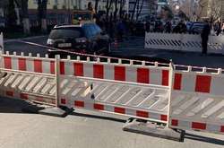 Через аварію на тепломережі на дорозі утворилося провалля