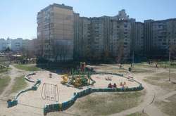  Весна в Киеве, детская площадка