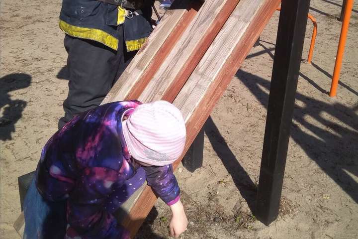 На майданчику у Києві дитина застрягла у спортивному снаряді (фото)
