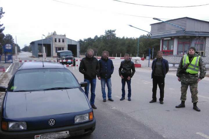 «Заблукали»: у Чорнобильській зоні затримали чотирьох білорусів на авто