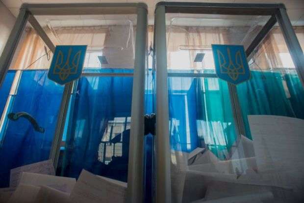 Під Києвом голова виборчої комісії тікав з дільниці через вікно, прихопивши з собою печатку