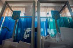 Під Києвом голова виборчої комісії тікав з дільниці через вікно, прихопивши з собою печатку