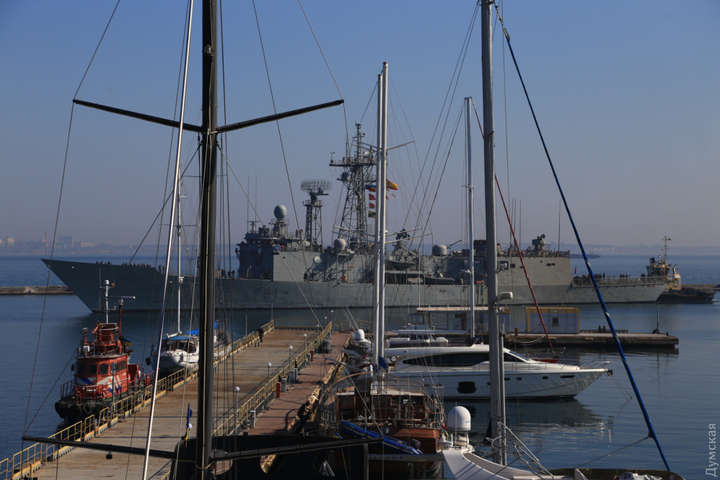 В одесский порт зашли два корабля НАТО (фото)