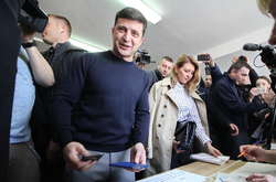Володимир Зеленський з дружиною на виборчій дільниці, 31 березня 2019 року