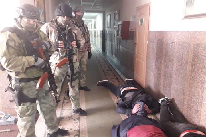 На офис службы автодорог Одесской области напали вооруженные люди (фото)