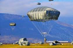 Українські десантники отримали американські парашути