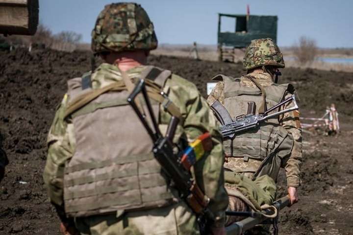 На Донбасі поранено українського бійця