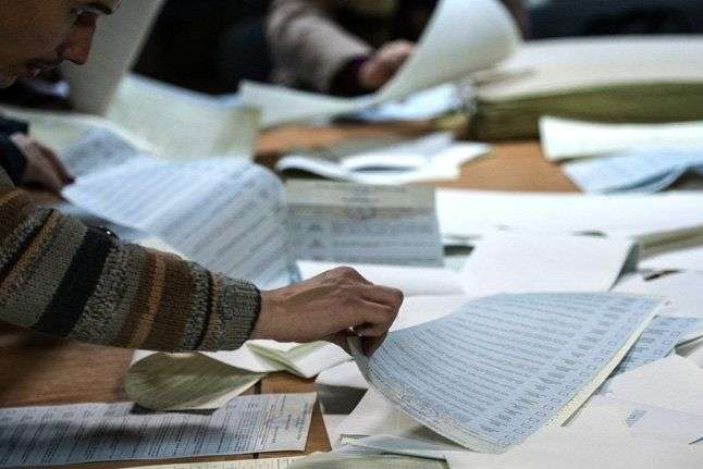 Центрвиборчком прийняв протоколи з мокрими печатками від трьох виборчих округів