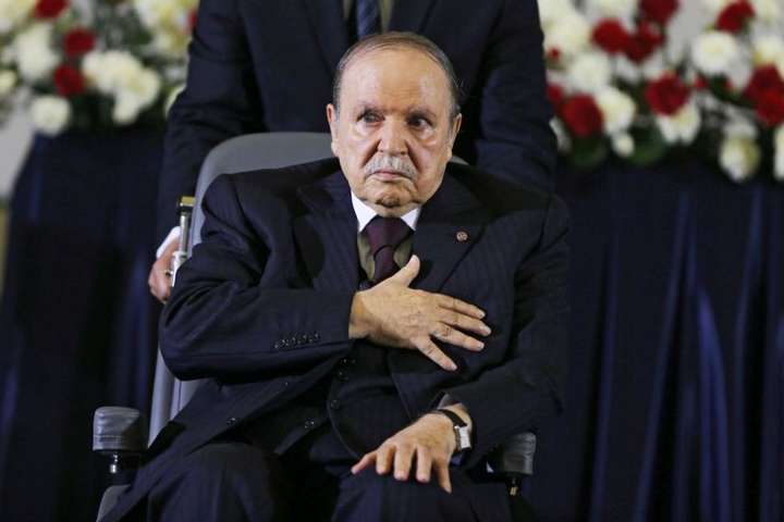 Президент Алжиру пообіцяв піти у відставку до кінця квітня
