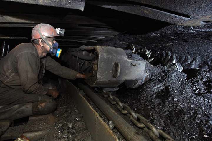 Низку державних шахт в Україні відключили від енергопостачання через борги