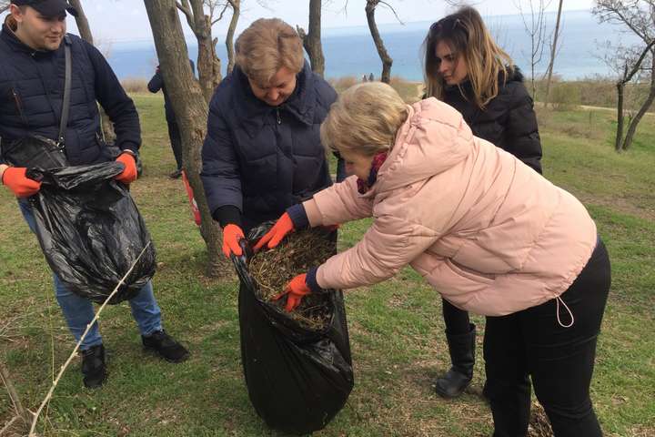 Схили Траси здоров'я очищають від сміття співробітники одеської мерії