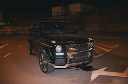 На парковці супермаркету у Києві п’яний водій позашляховика влаштував ДТП (фото, відео)