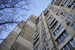 Чоловік жив разом з дружиною у багатоповерхівці