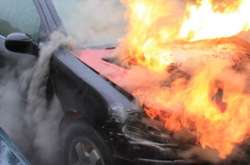 У дворі багатоповерхівки в Києві згорів автомобіль