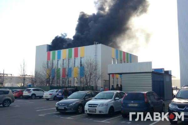 Біля метро «Бориспільська» горить бізнес-центр (фото)