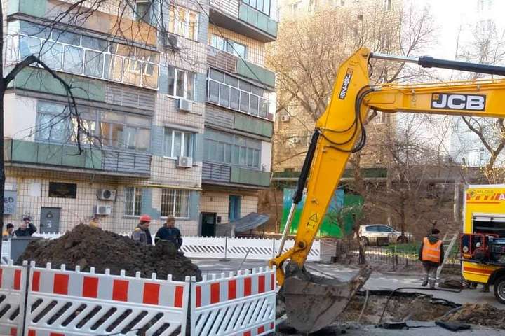 Аварію на тепломережі в центрі Києва ліквідовано: ремонт не припинявся і вночі